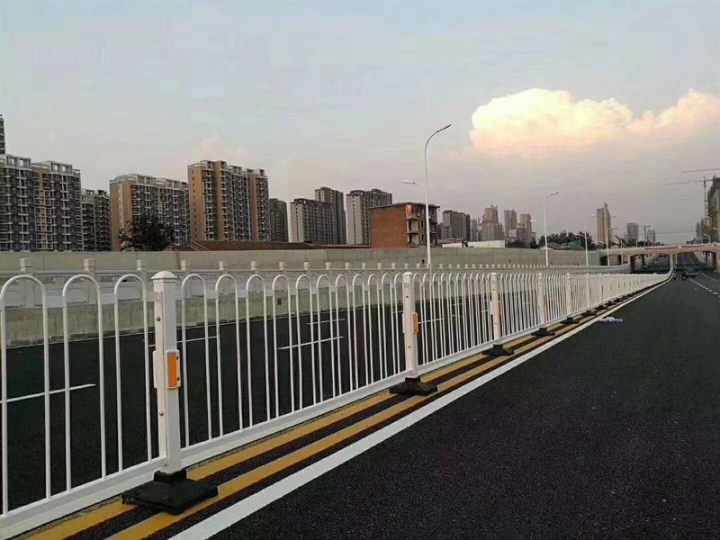 锌钢护栏选购指南:打造安全而有品味的家居环境
